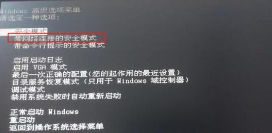 电脑显示屏花了怎么办?一般来说有3种原因：显卡驱动出错了、信号线损坏了、显示器坏了。当然，好先检查一下是不是信号线的接头，松动了导致接触不良，别折腾半天，原来是信号线在接头上面耷拉着，那就搞笑了。  一、显卡驱动  显卡驱动会因为突然断电、或者病毒入侵、软件冲突等因素，导致受损，就会出现花屏的状况。但这个时候是花屏状态，如何解决呢?这个时候可以进入安全模式，也就是开机后狂按F8，注意要带网络模式的安全模式，然后去显卡品牌的官网下载驱动，并安装。安装完成后重启电脑进入系统看一下情况。  切记：如果进入安全模式，还是花屏，说明不是显卡的问题咯，那就进入下面第二步。  二、信号线损坏  信号线，先看你用的是什么信号线，比如VGA，还是HDMI，或者是DVI之类的。信号线为什么会出问题呢?有时候因为长时间弯折，会出现里面的线绷断的情况，或者经常拔插接头，导致接口损坏。  解决方法：不要急着买线，找朋友接一根线，直接换线，进行测试。  三、显示器  如果显示器的外观没用损伤，也就是说没用摔过的话，好的办法是，先找朋友借个显示器，或者直接抱着自己的主机去朋友家，用好的显示器连接主机，进行排除法判断。如果确认显示器坏掉了，可以选择修或者买新的。现在的显示器便宜了，如果修的价格太高，不如买个新的。  除了这三个可能性，主板故障也有极小的几率导致显示器花屏，不过几率太小。所以，电脑花屏了，根据这3项进行判断，并加以处理即可。