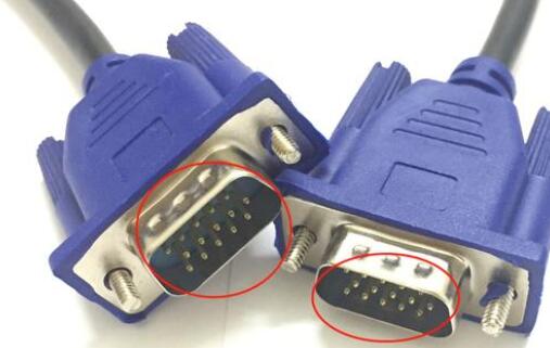 电脑显示屏花了怎么办?一般来说有3种原因：显卡驱动出错了、信号线损坏了、显示器坏了。当然，好先检查一下是不是信号线的接头，松动了导致接触不良，别折腾半天，原来是信号线在接头上面耷拉着，那就搞笑了。  一、显卡驱动  显卡驱动会因为突然断电、或者病毒入侵、软件冲突等因素，导致受损，就会出现花屏的状况。但这个时候是花屏状态，如何解决呢?这个时候可以进入安全模式，也就是开机后狂按F8，注意要带网络模式的安全模式，然后去显卡品牌的官网下载驱动，并安装。安装完成后重启电脑进入系统看一下情况。  切记：如果进入安全模式，还是花屏，说明不是显卡的问题咯，那就进入下面第二步。  二、信号线损坏  信号线，先看你用的是什么信号线，比如VGA，还是HDMI，或者是DVI之类的。信号线为什么会出问题呢?有时候因为长时间弯折，会出现里面的线绷断的情况，或者经常拔插接头，导致接口损坏。  解决方法：不要急着买线，找朋友接一根线，直接换线，进行测试。  三、显示器  如果显示器的外观没用损伤，也就是说没用摔过的话，好的办法是，先找朋友借个显示器，或者直接抱着自己的主机去朋友家，用好的显示器连接主机，进行排除法判断。如果确认显示器坏掉了，可以选择修或者买新的。现在的显示器便宜了，如果修的价格太高，不如买个新的。  除了这三个可能性，主板故障也有极小的几率导致显示器花屏，不过几率太小。所以，电脑花屏了，根据这3项进行判断，并加以处理即可。