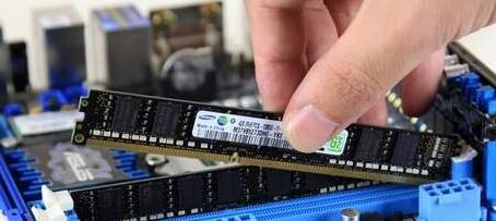 电脑开机后显卡cpu风扇都在转屏幕和键盘没反应是什么原因