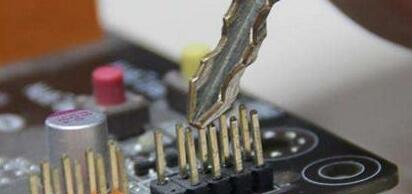 电脑开机后显卡cpu风扇都在转屏幕和键盘没反应是什么原因