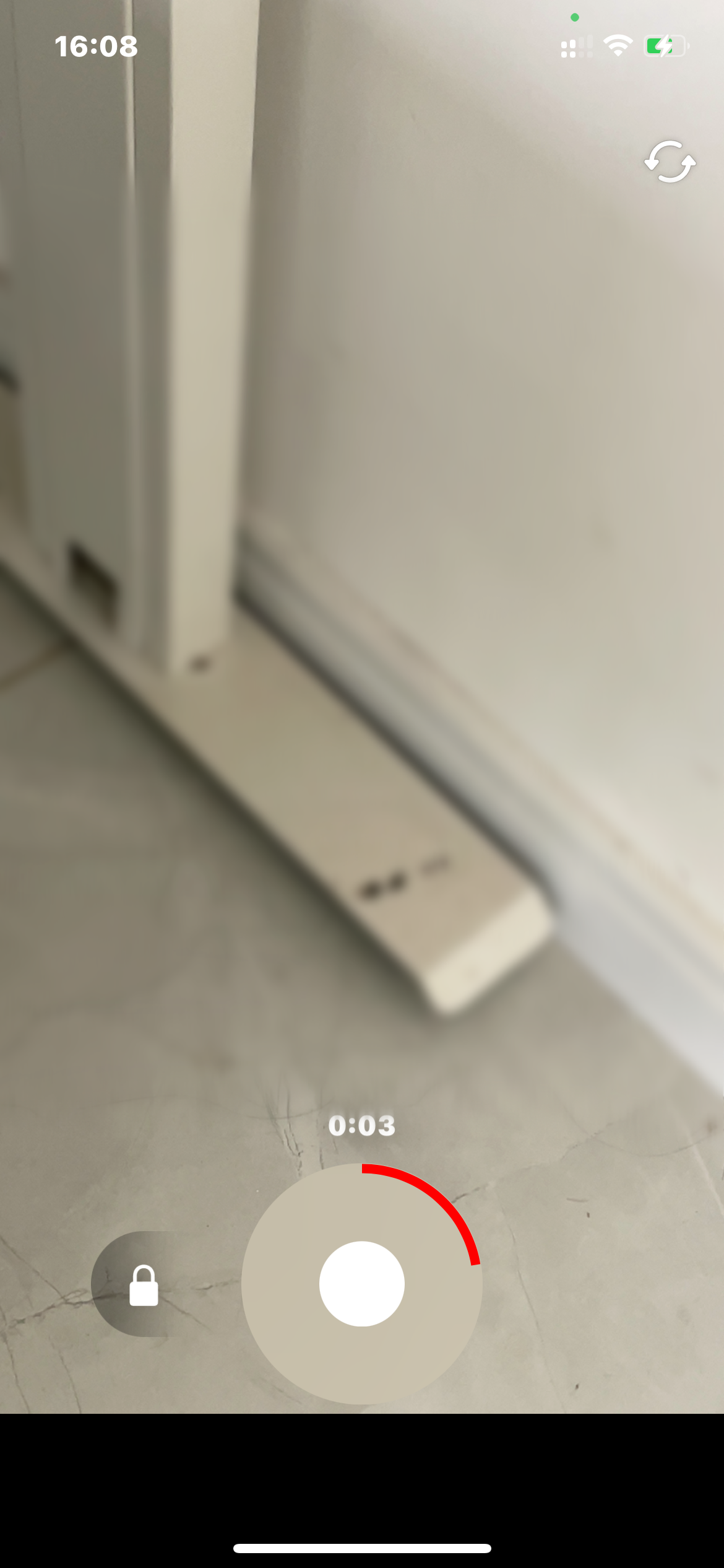 抖音录视频时长按下方按钮向上划即可放大自己的画面